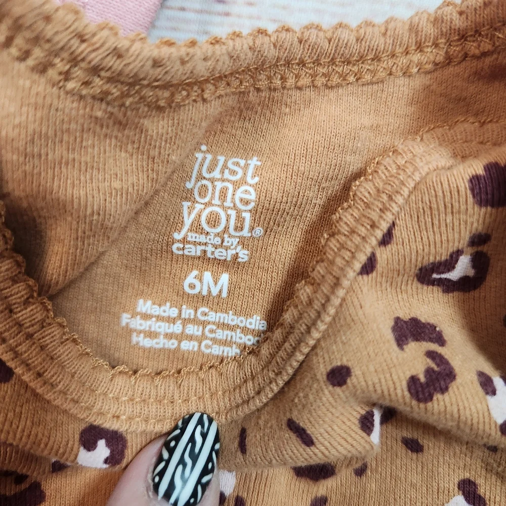 4 onesie lot. size‎ 6 months